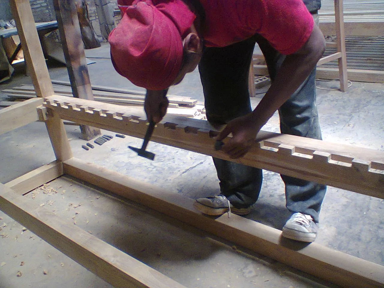 Assemblage traditionnel à tenons et mortaises