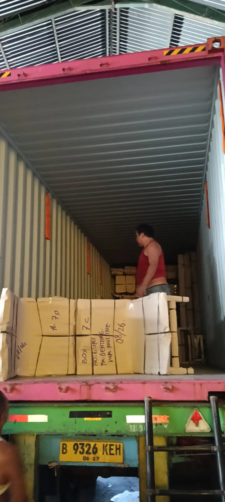 Colis emballés et étiquetés à l'entrée du container