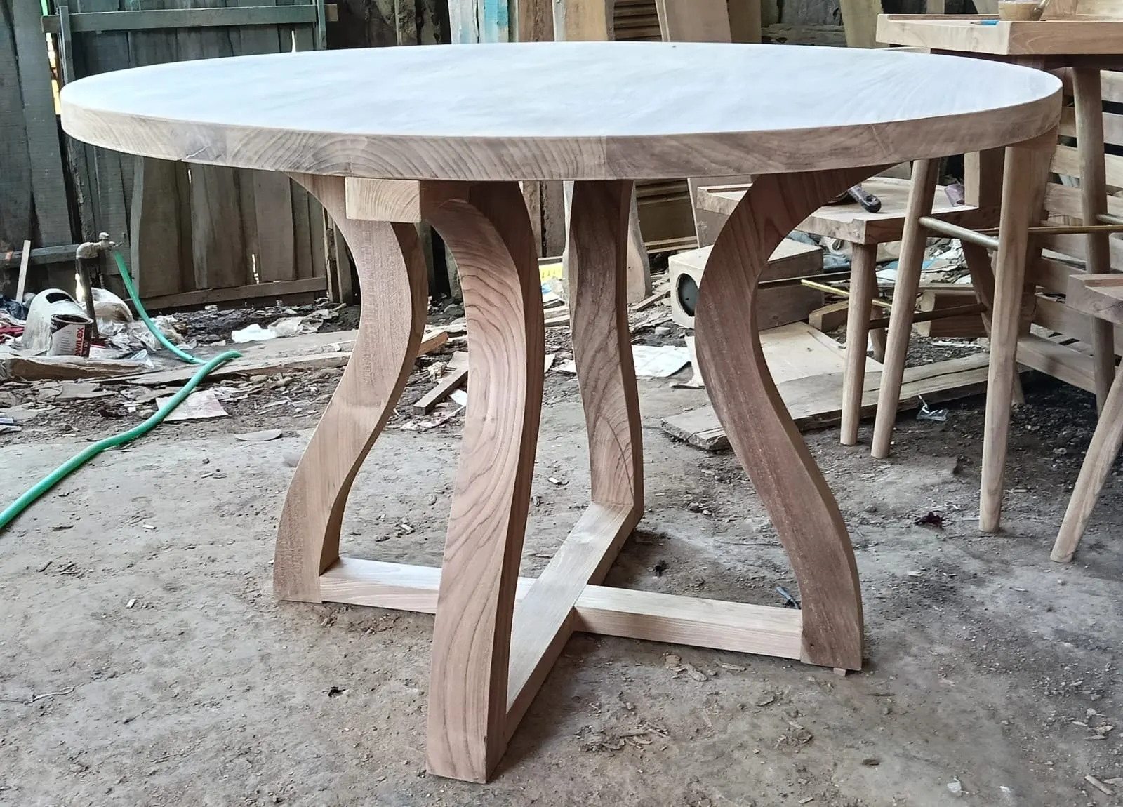 Table en teck terminée, prête pour l'inspection
