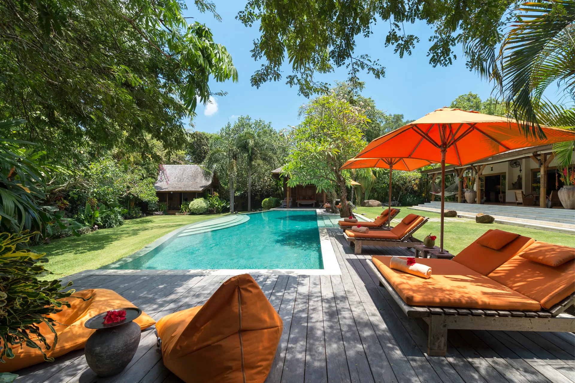 La piscine et son deck bois, bains de soleil doubles