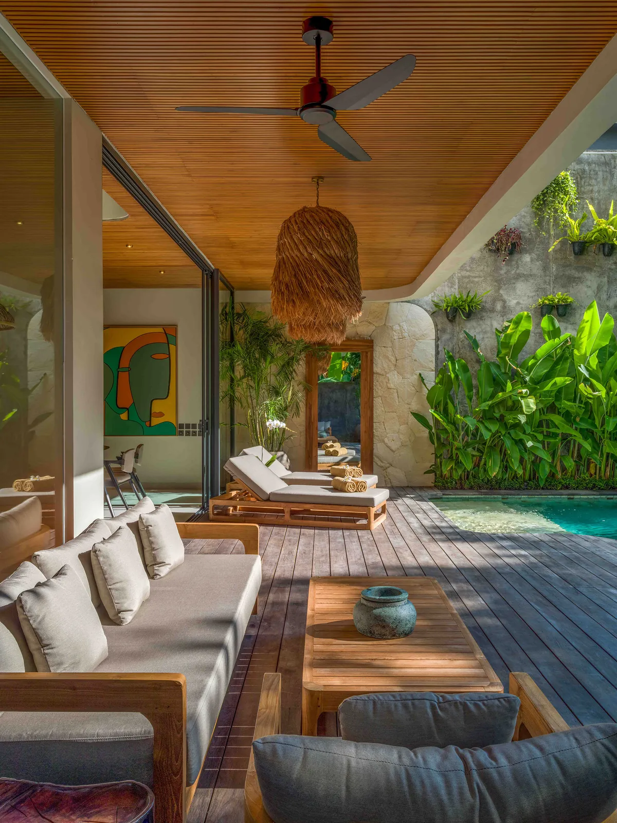 Salon de terrasse en teck au bord du bassin, coussins d'extérieur écrus