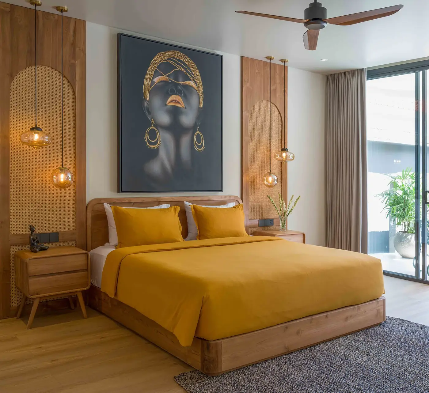 Chambre principale : lit en teck massif, chevets assortis, suspensions en verre