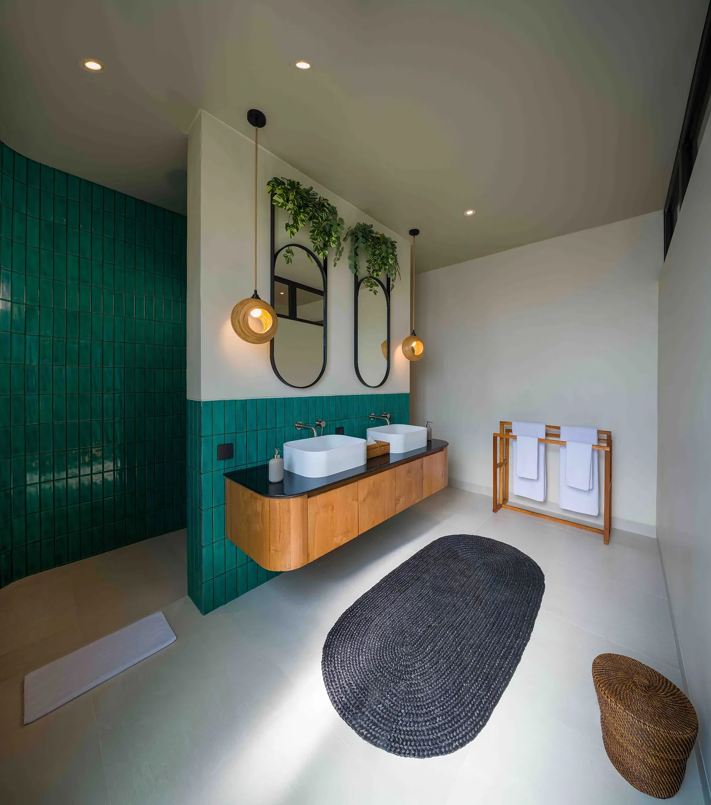 Salle de bain : meuble double vasque en teck galbé sur faïence verte