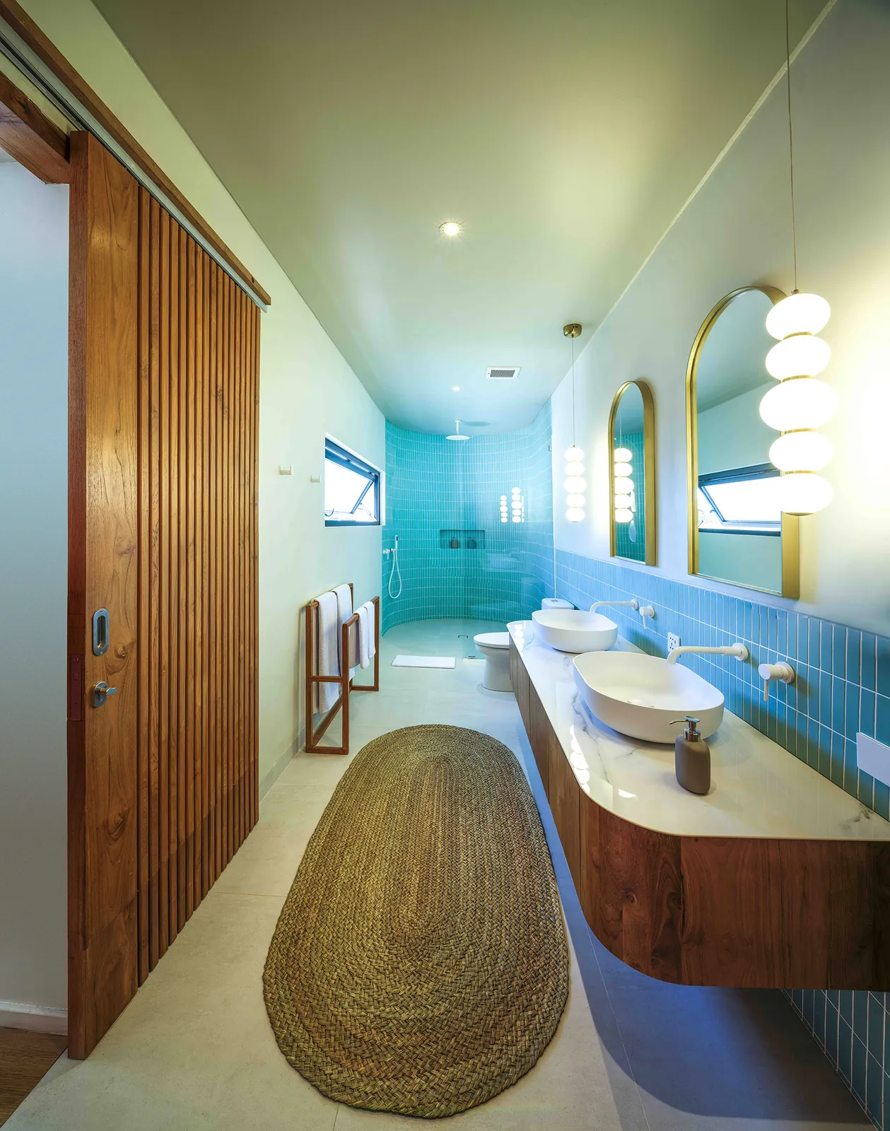 Salle de bain en enfilade, plan vasque en teck toute longueur