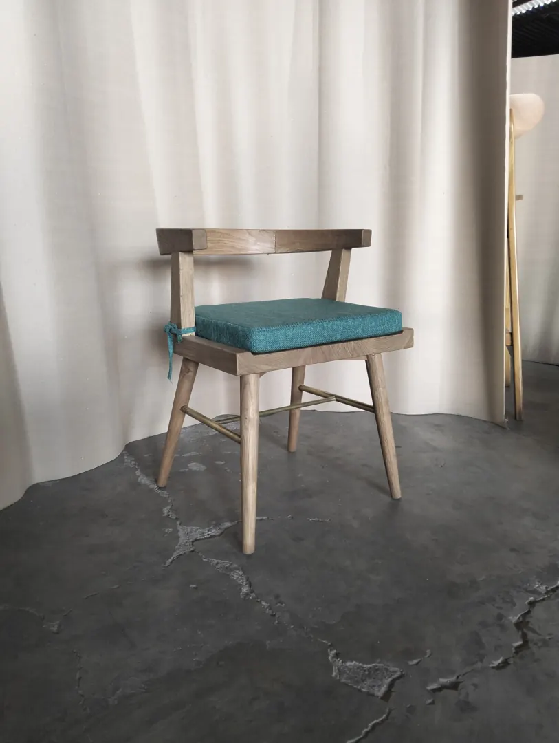 Chaise en teck à dossier arqué, galette turquoise