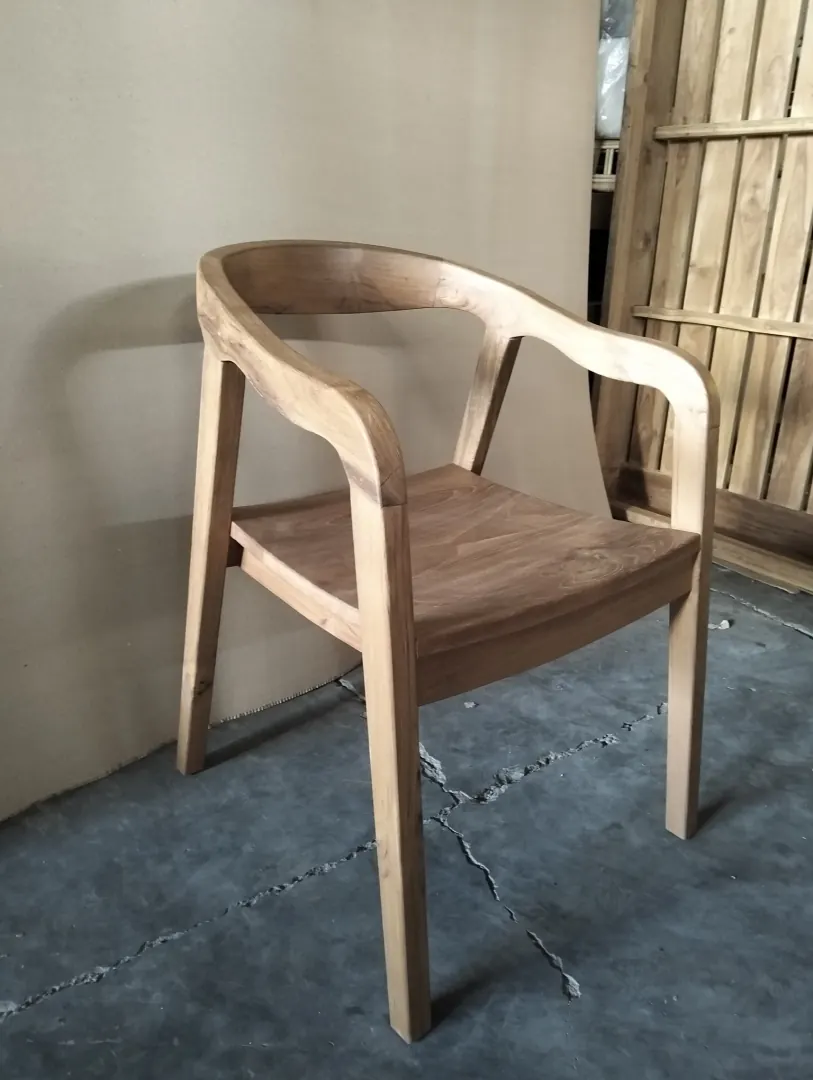 Fauteuil en teck massif, accoudoirs galbés