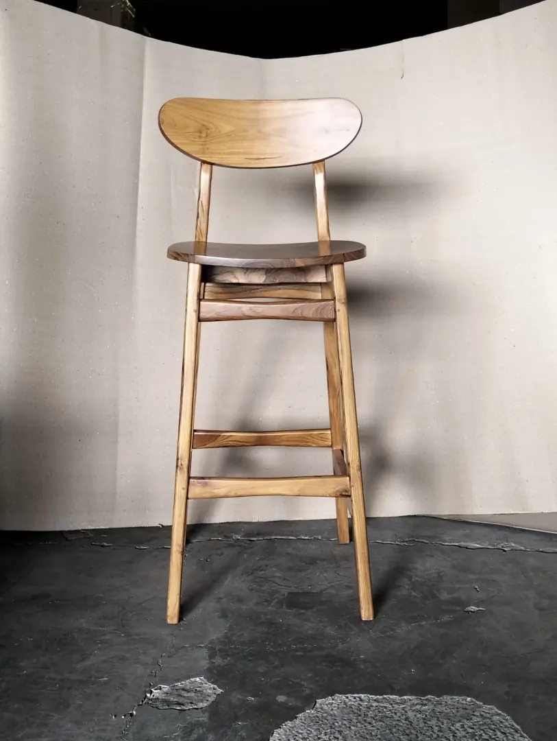 Chaise de bar en teck, dossier en écusson
