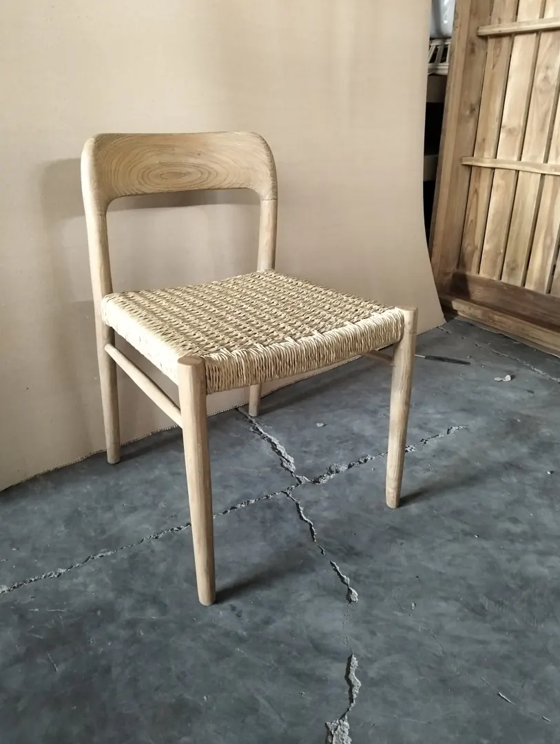 Chaise en teck, assise en corde tressée