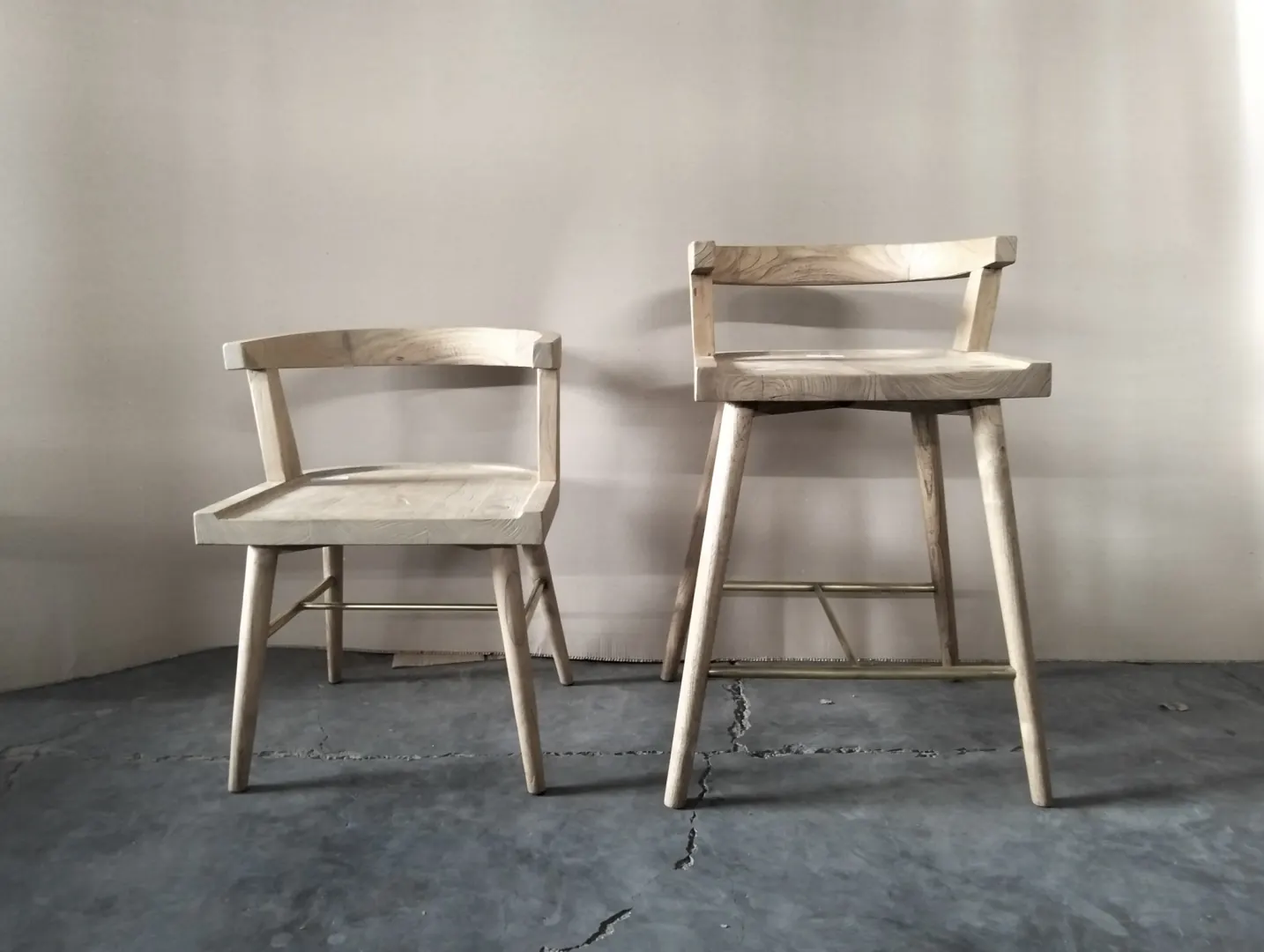 Chaise et tabouret de bar assortis, teck et laiton