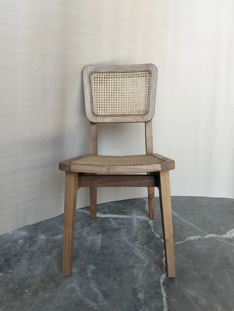 Chaise cannage vue de face, cadre en teck