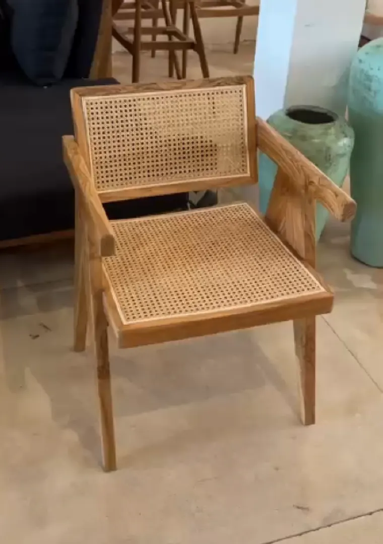 Fauteuil en teck et cannage, esprit Chandigarh