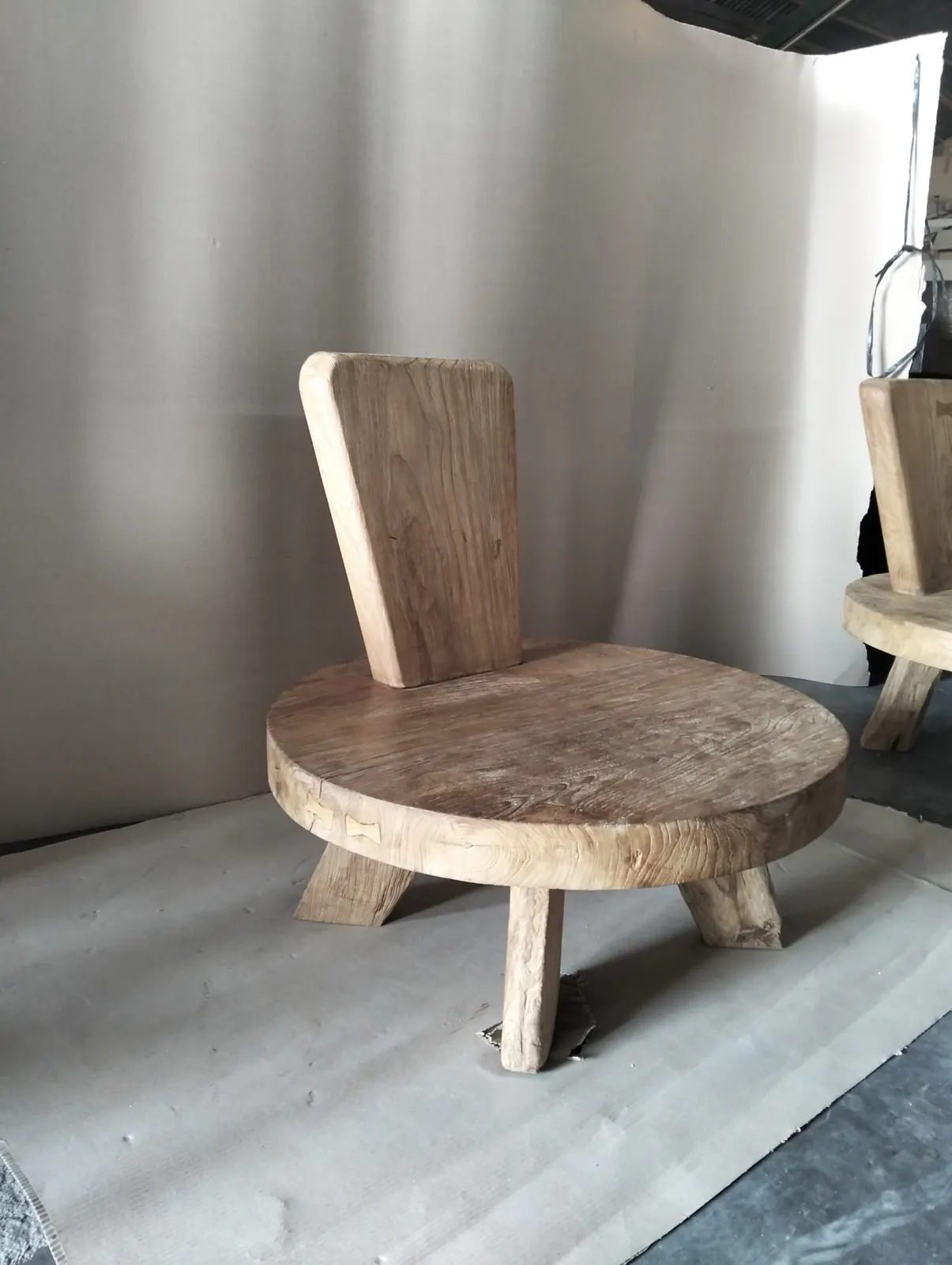 Chaise basse sculptée dans un plateau de bois massif