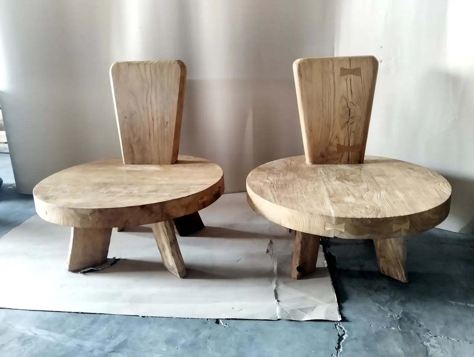 Paire de chaises primitives en bois massif
