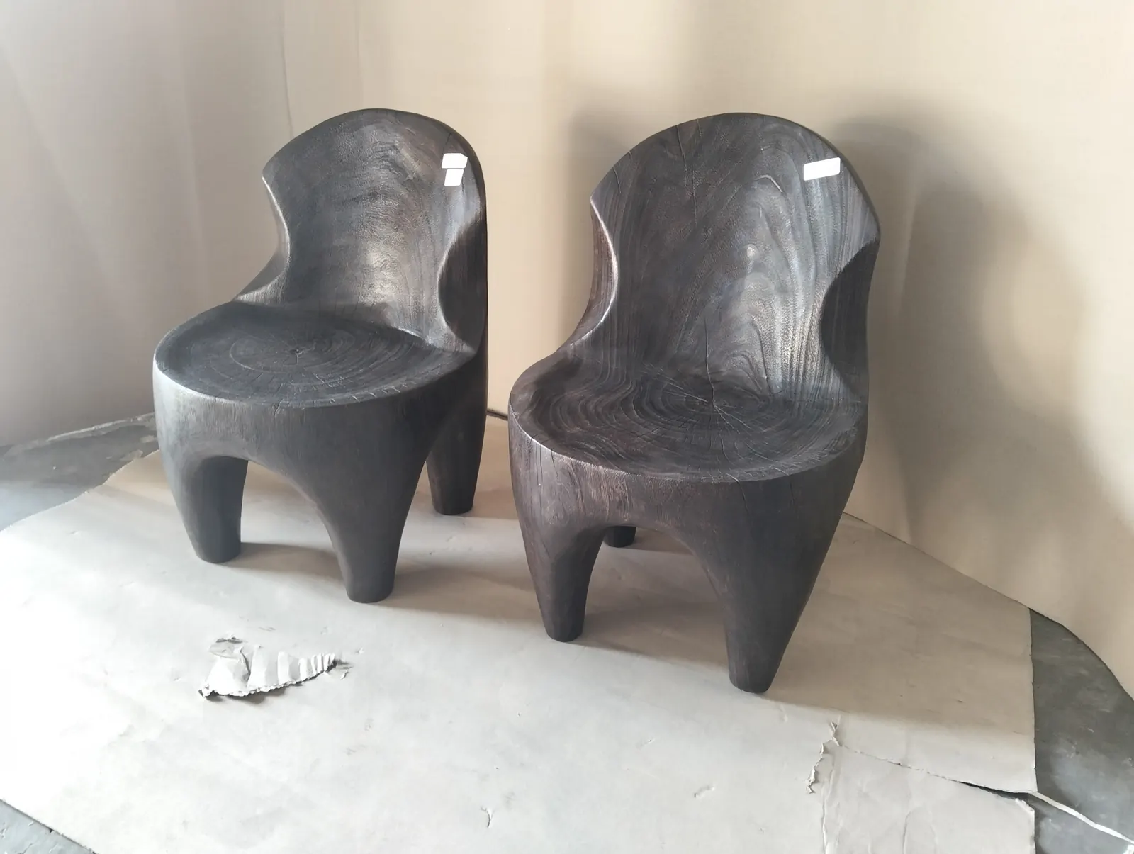 Fauteuils sculptés monoxyles, finition brûlée