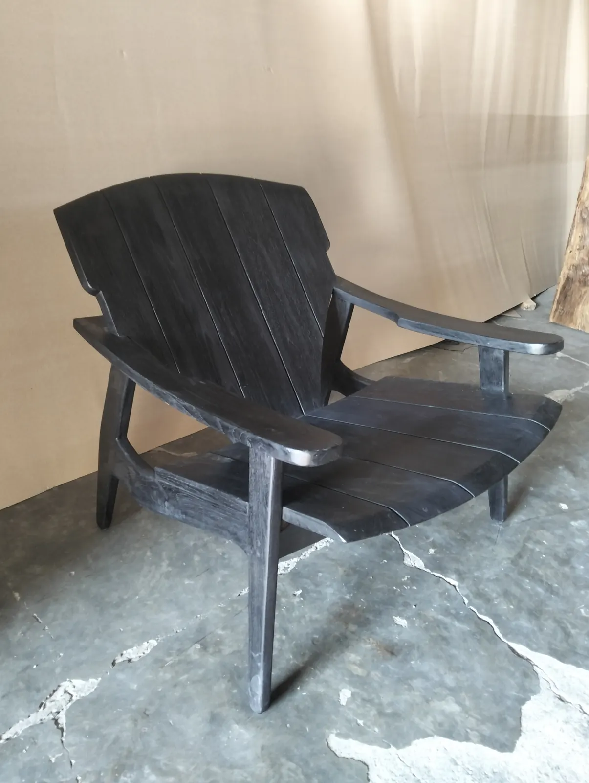 Fauteuil lounge sculpté, finition noire mate