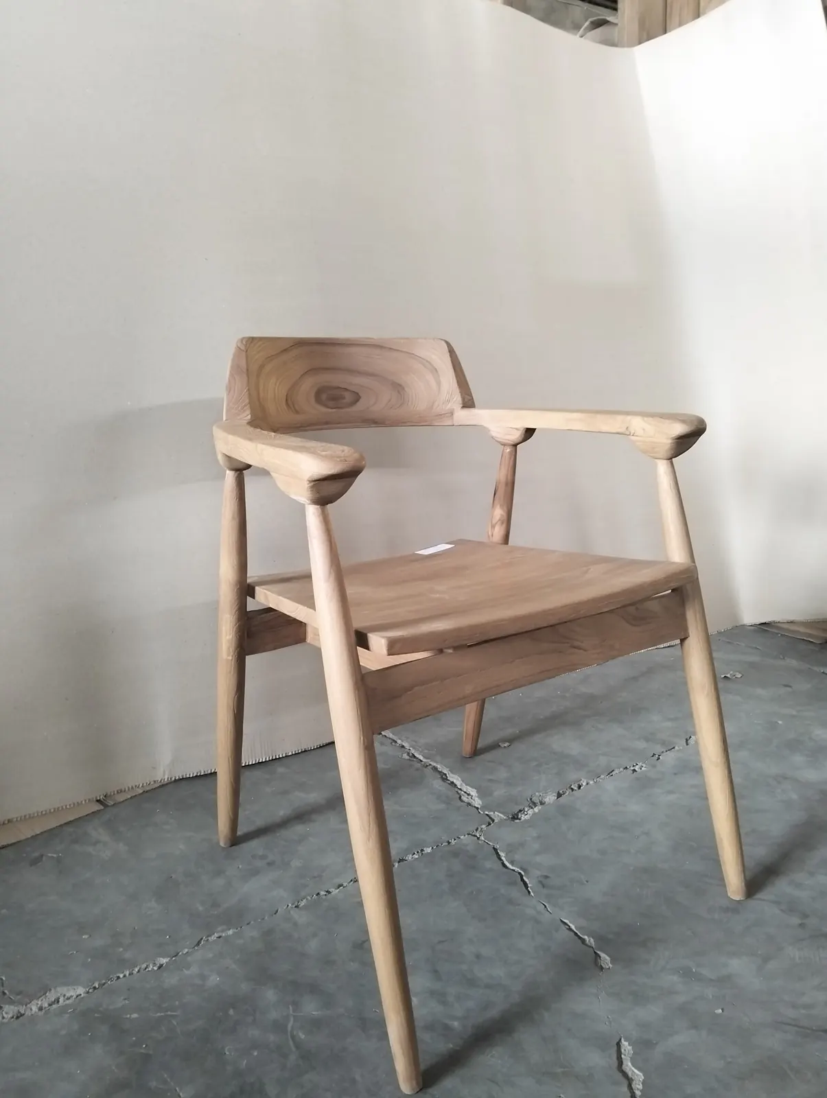 Fauteuil de table en teck, dossier sculpté