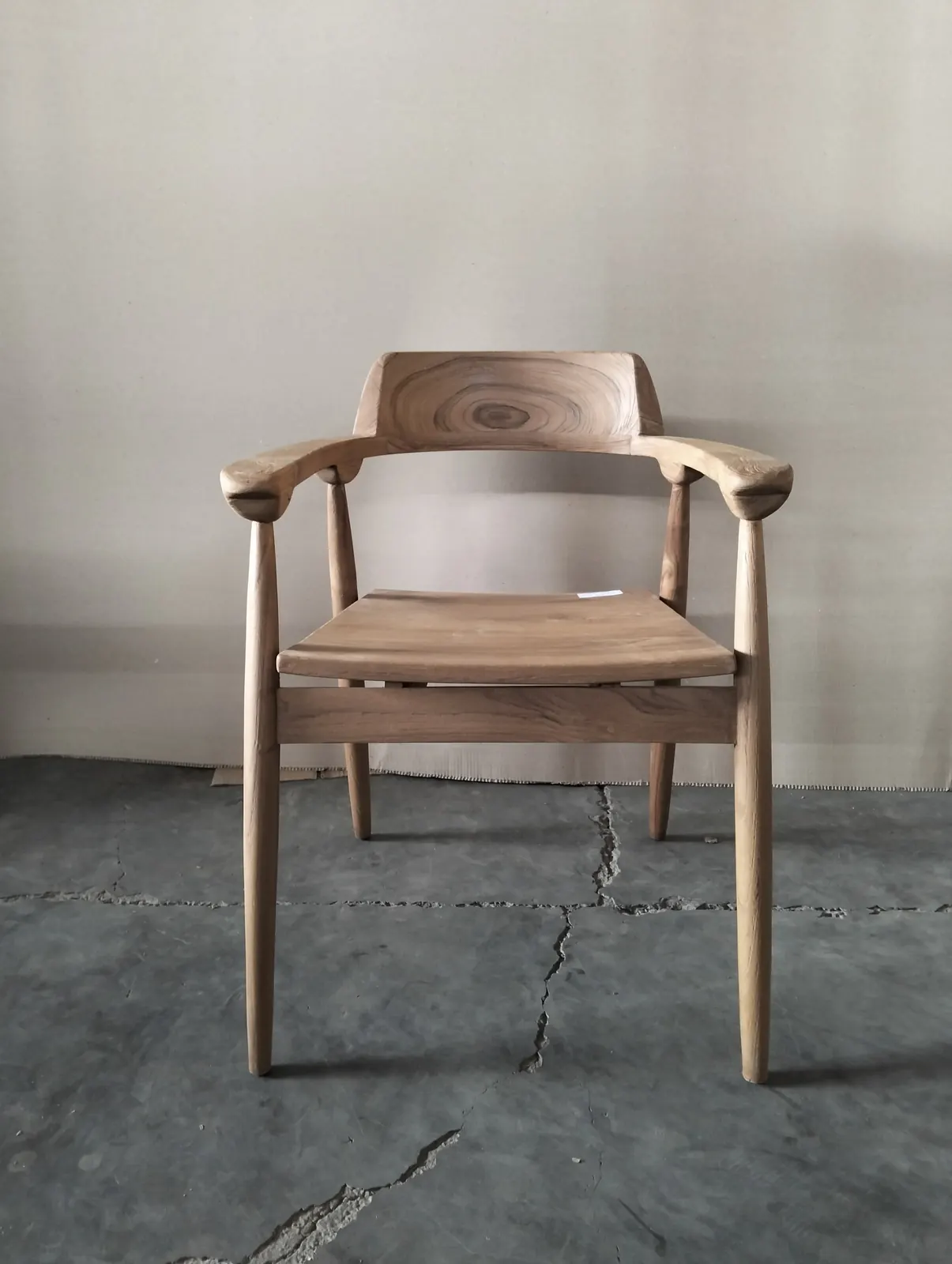 Fauteuil en teck, dossier galbé et accoudoirs fins