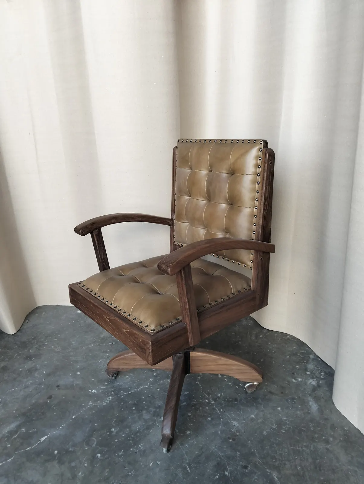 Fauteuil de bureau pivotant, cuir capitonné olive