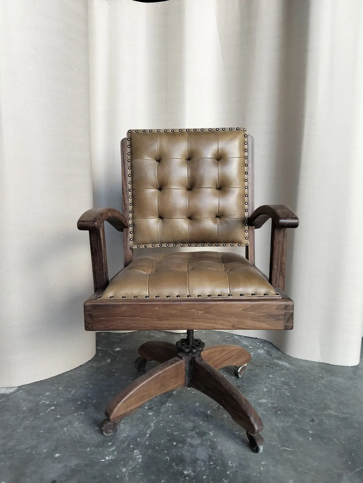 Fauteuil de bureau à roulettes, cuir capitonné