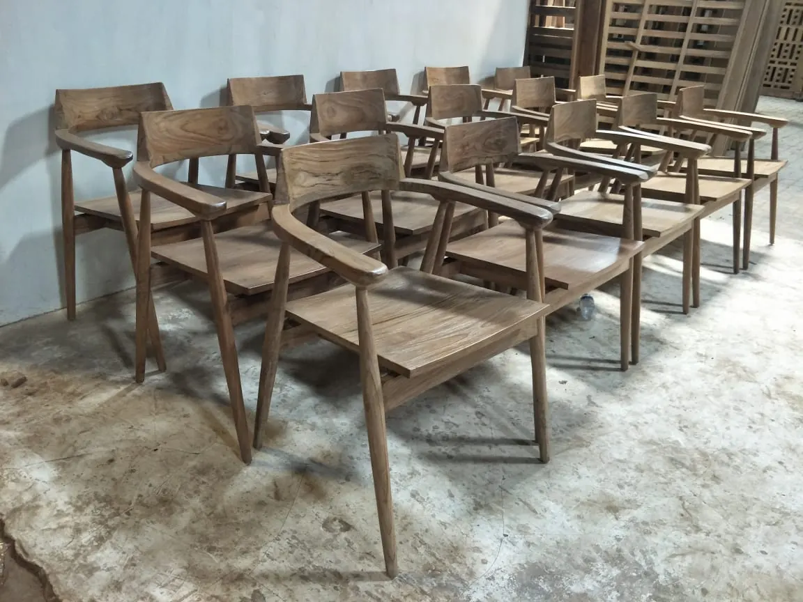 Série de fauteuils de table en teck en cours de finition