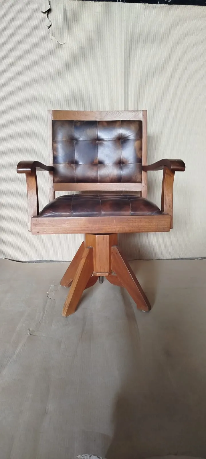 Fauteuil de bureau pivotant, cuir brun capitonné