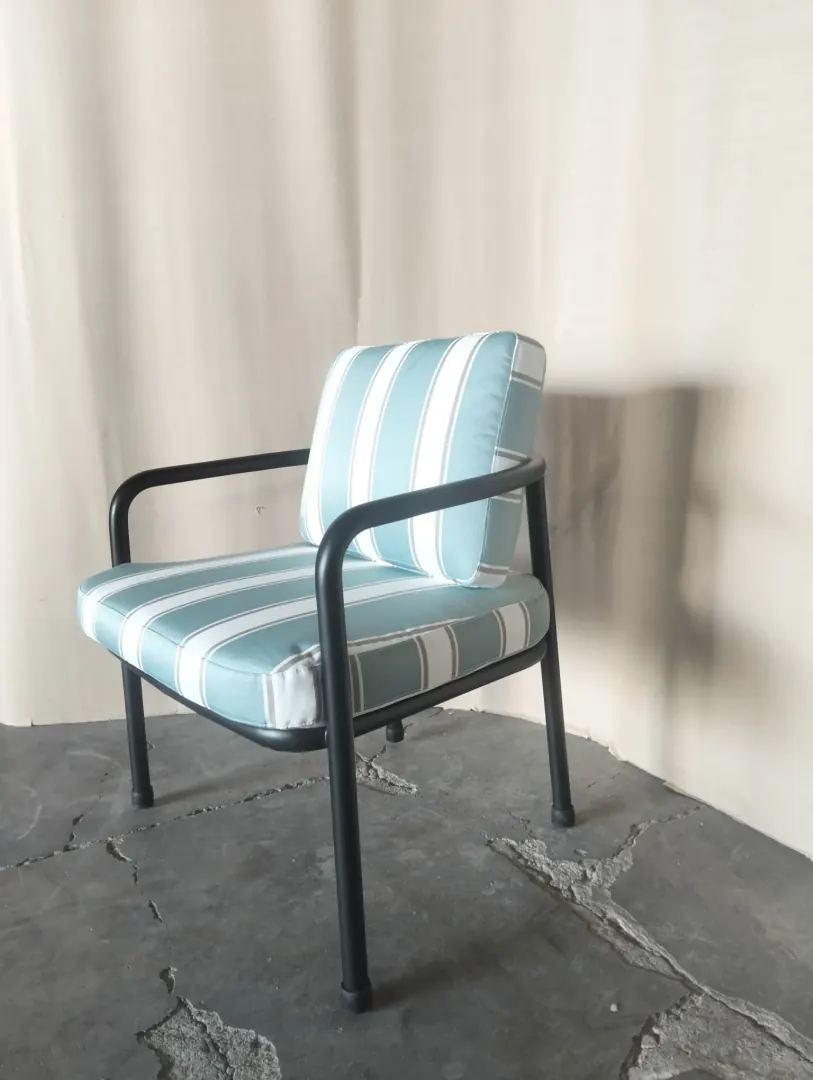 Fauteuil assorti, tissu rayé et cadre métal noir