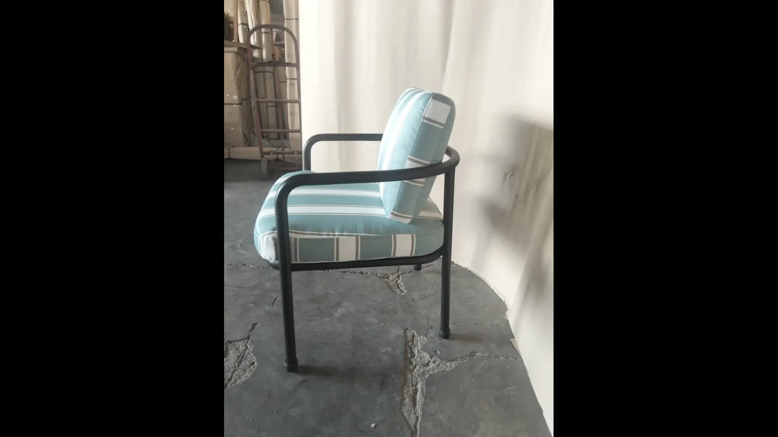 Fauteuil rayé vu de profil