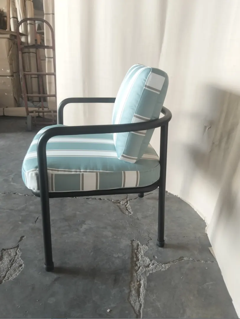 Fauteuil de salon, cadre métal et tissu rayé