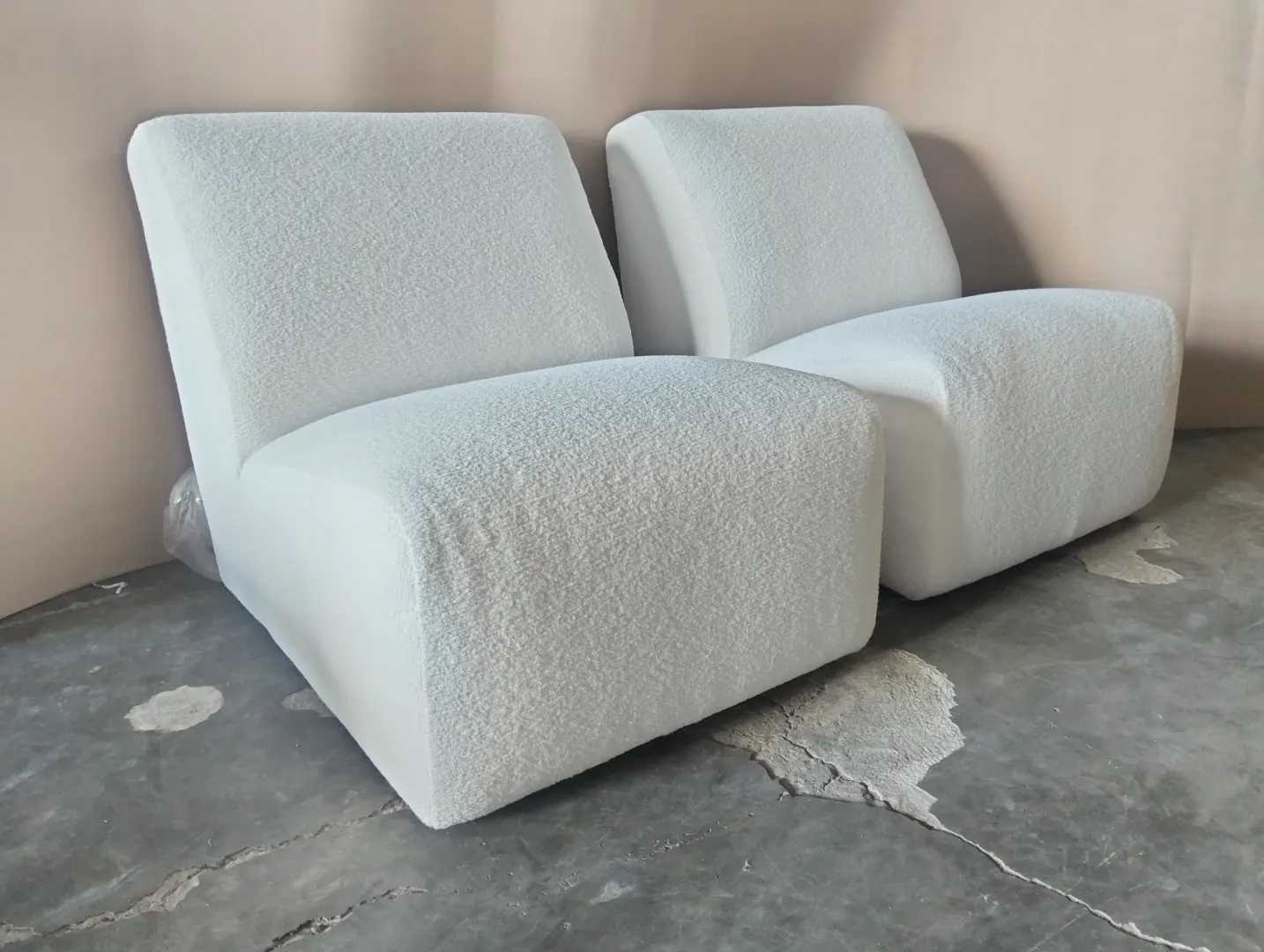 Fauteuils en tissu bouclé écru, assise arrondie