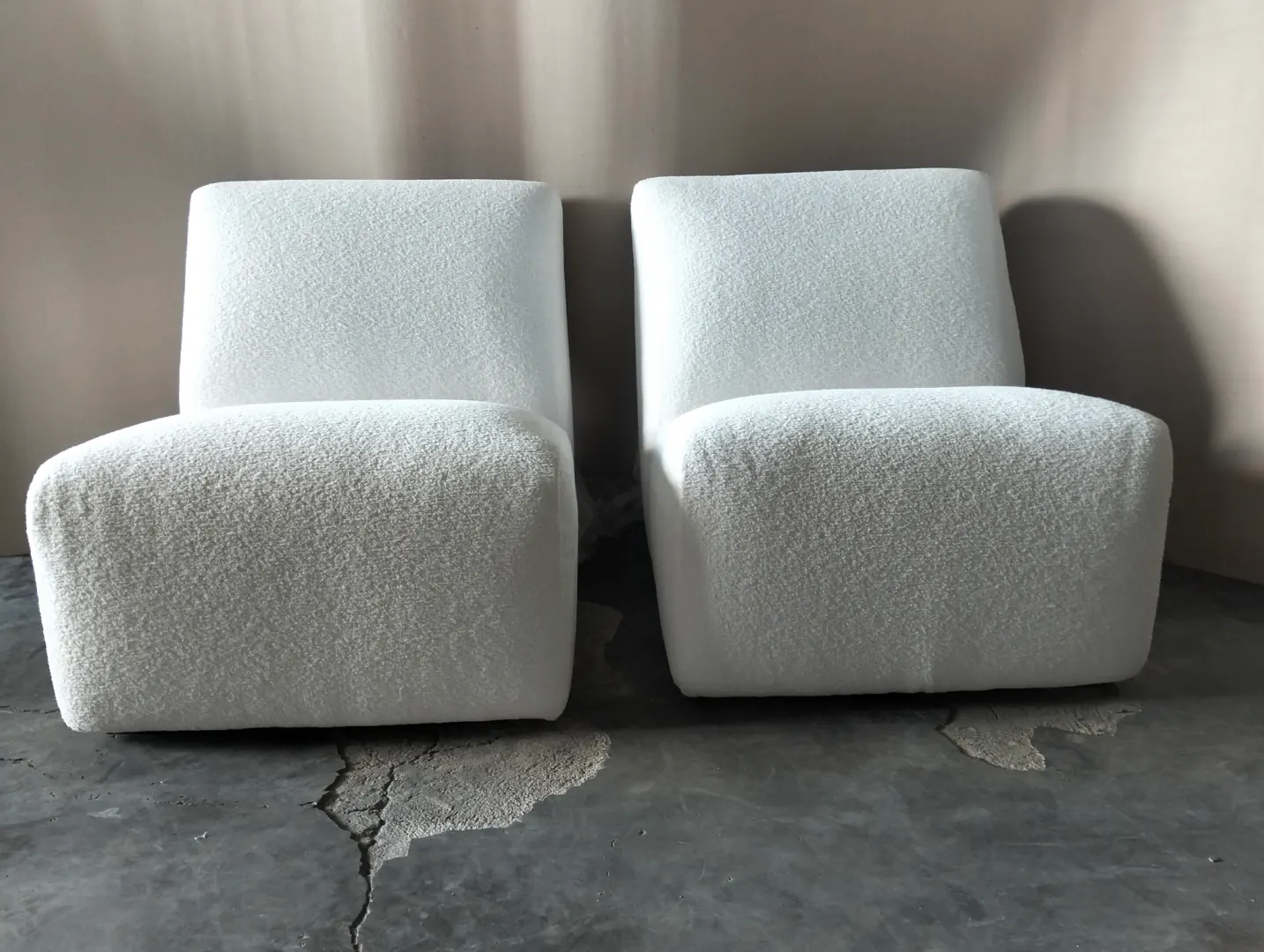 Paire de fauteuils bouclé, vue de face