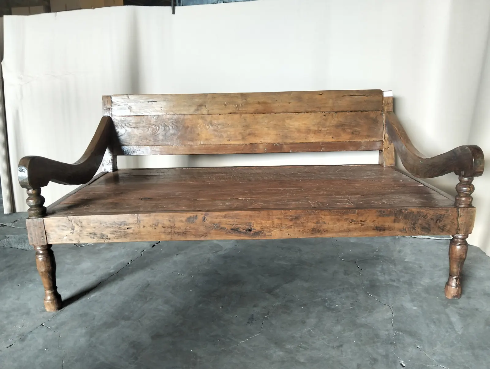 Banquette ancienne en teck, accoudoirs tournés