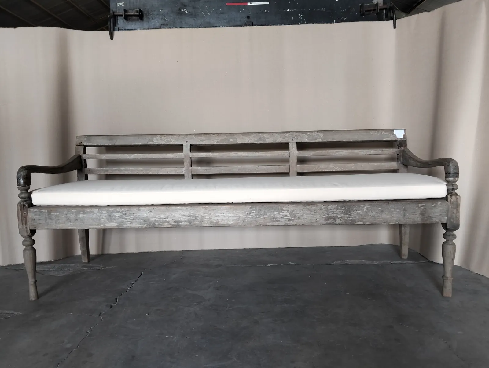 Banquette longue en teck patiné gris, coussin sur mesure