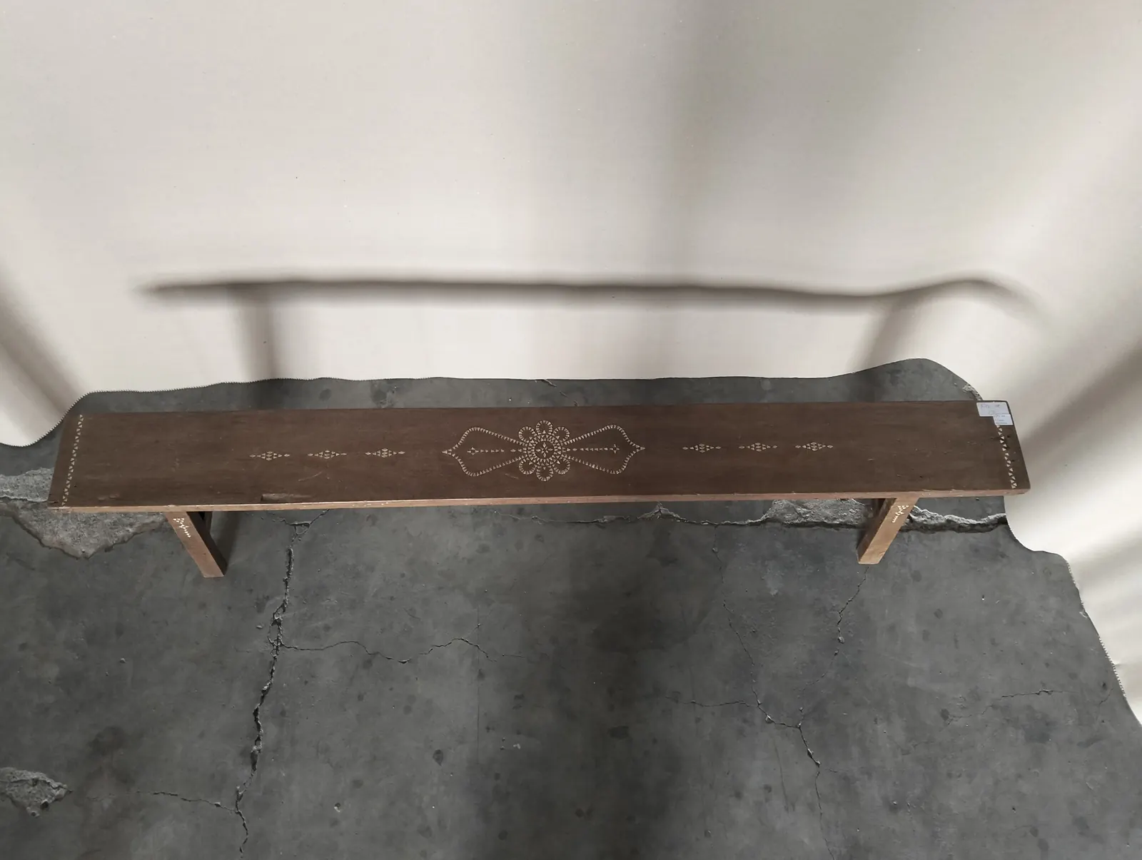 Banc ancien à plateau peint, décor floral