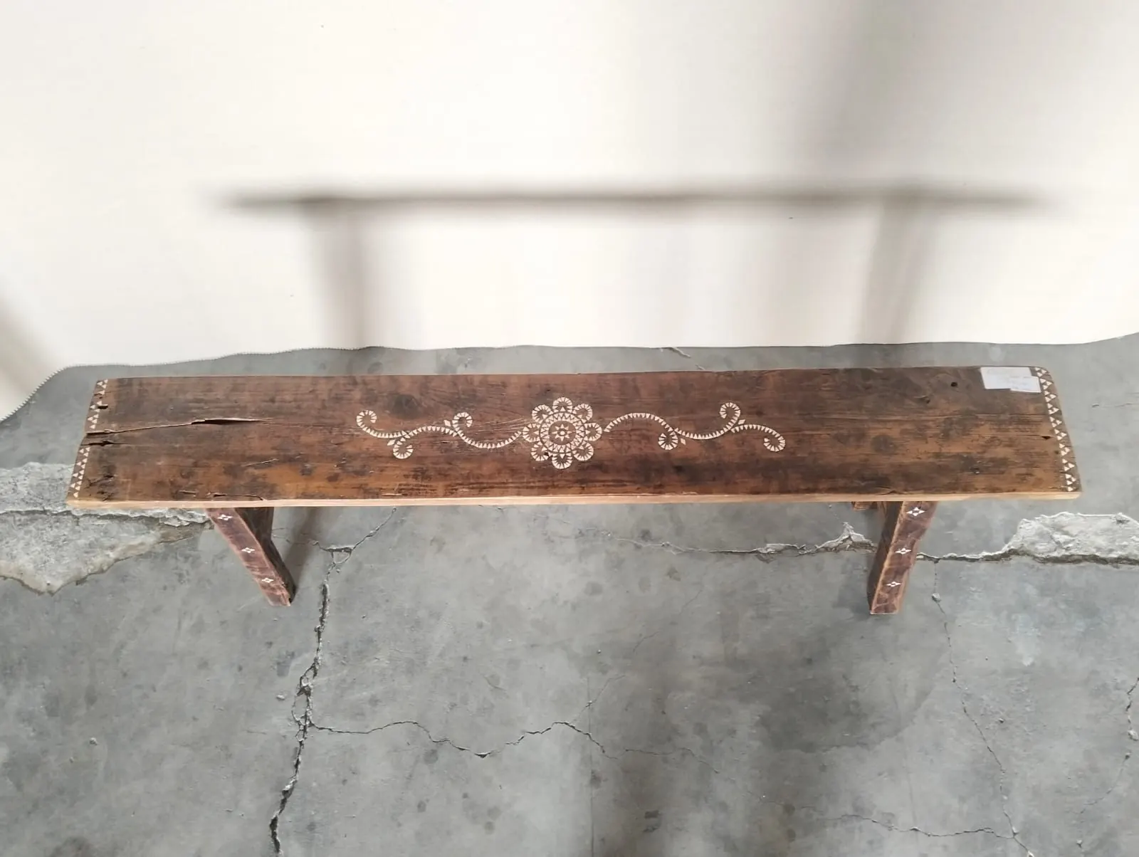 Banc ancien en teck, décor peint à la main