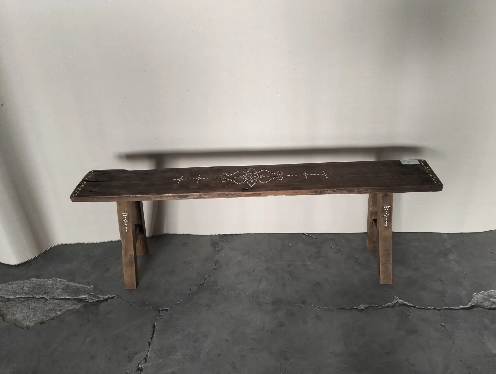 Banc bas en teck patiné, décor peint