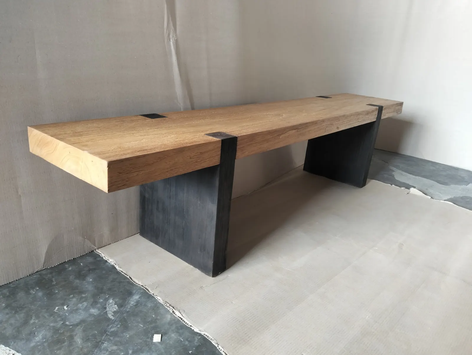 Banc contemporain en teck épais, pieds laqués noir