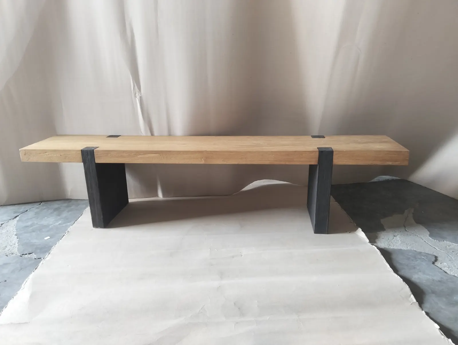 Banc en teck massif, pieds traversants noirs