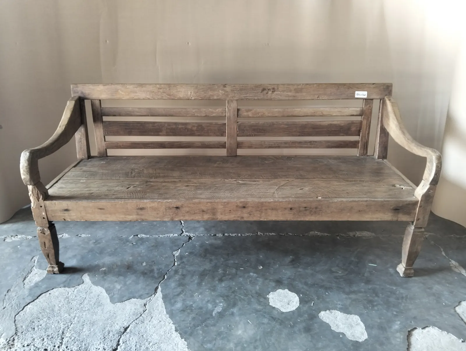 Banquette coloniale en teck, dossier à barreaux
