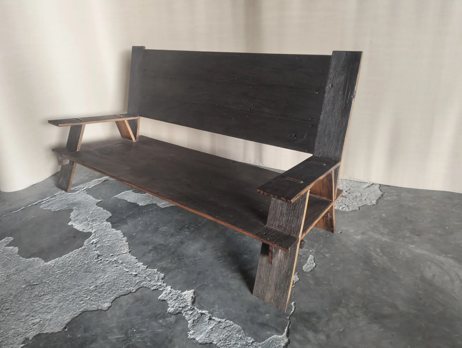 Banc contemporain en bois brûlé, dossier incliné