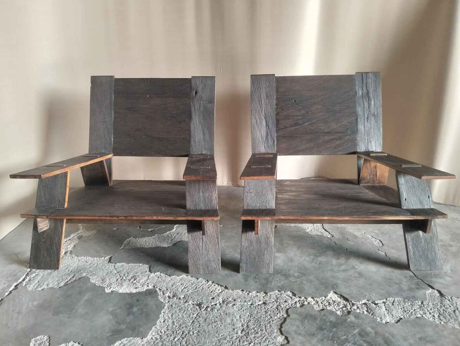 Bancs sculptés en bois massif, dossier à claire-voie