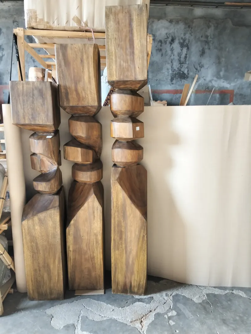 Colonnes et piliers anciens en bois tourné