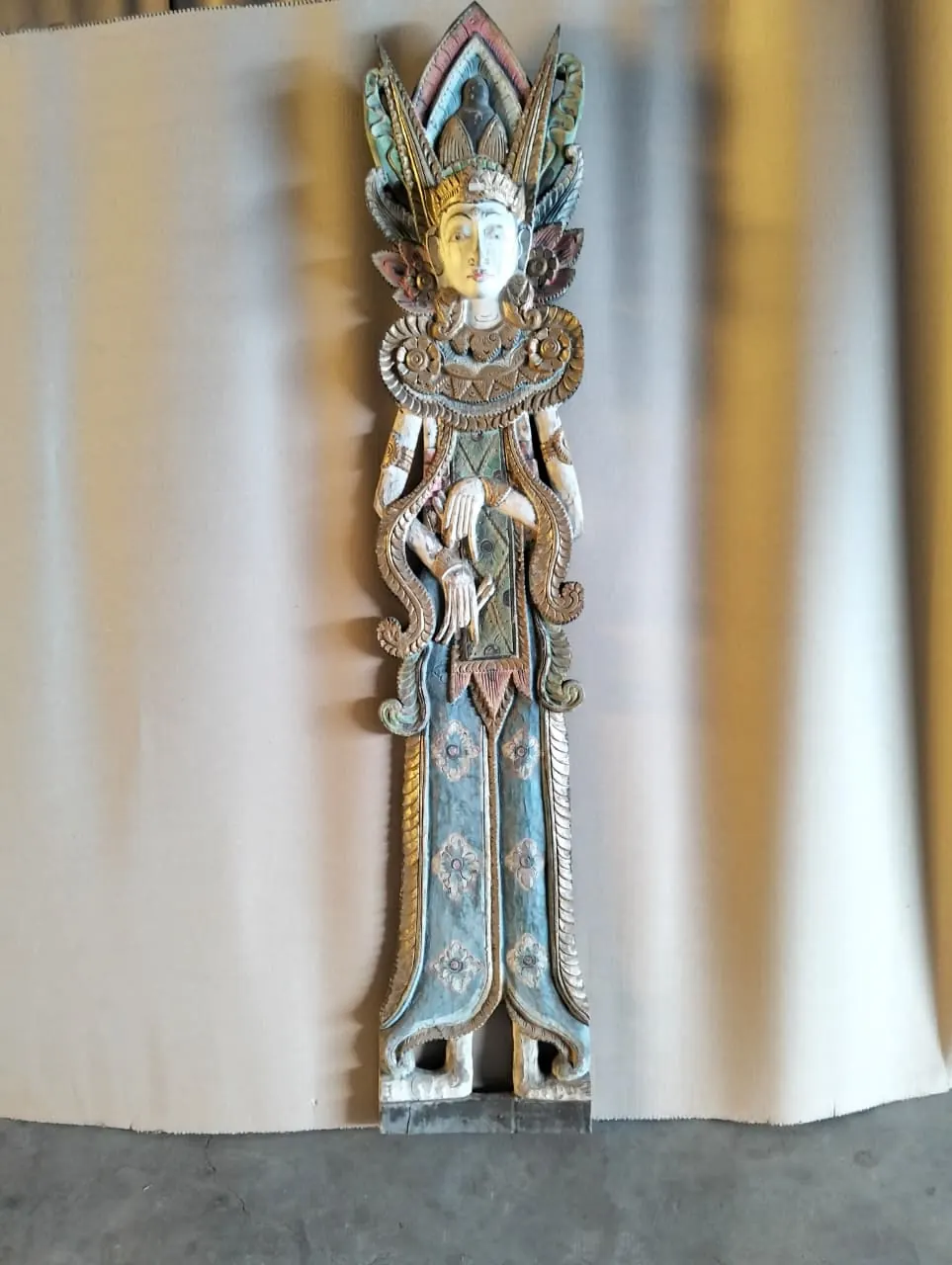 Panneau sculpté polychrome, figure traditionnelle