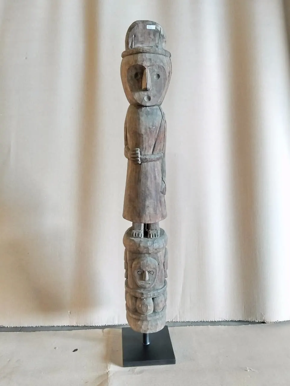 Statue primitive en bois patiné, socle acier