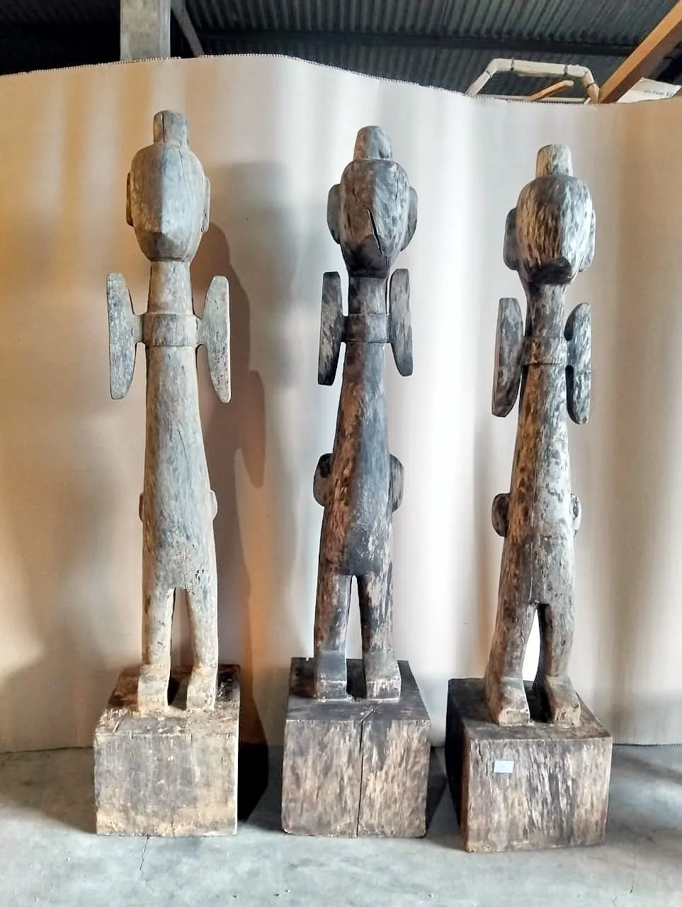 Statues tribales sur socles en bois massif