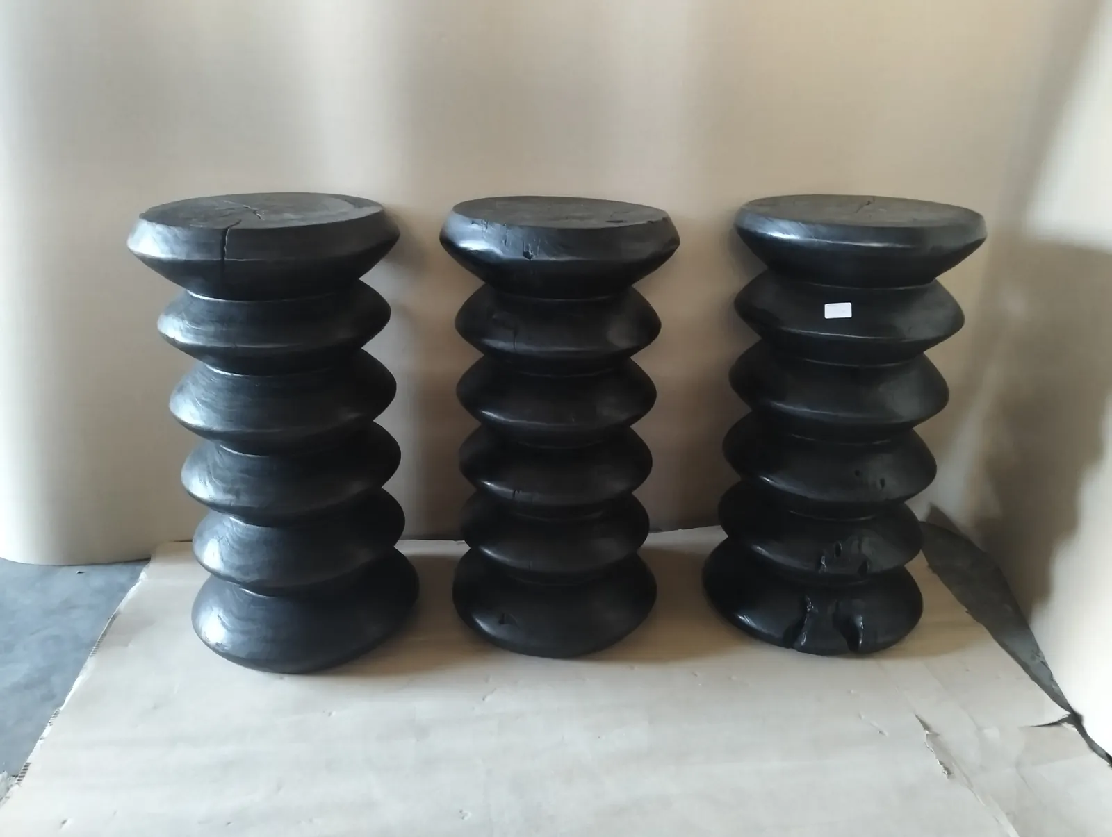 Tabourets laqués noir à silhouette annelée