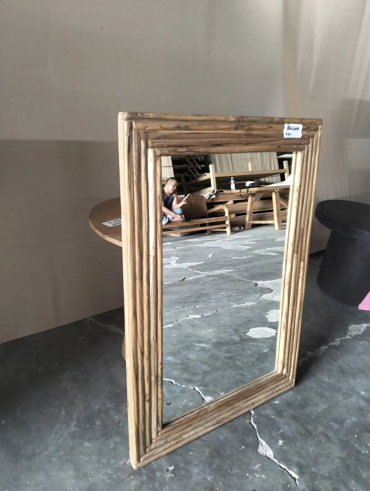 Miroir à cadre en bambou, vue de trois quarts