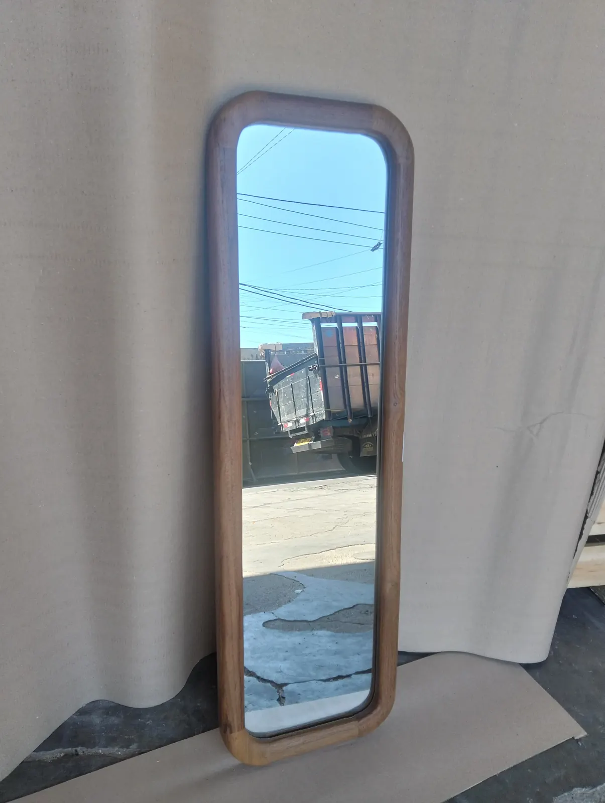 Miroir en pied, cadre arrondi en teck