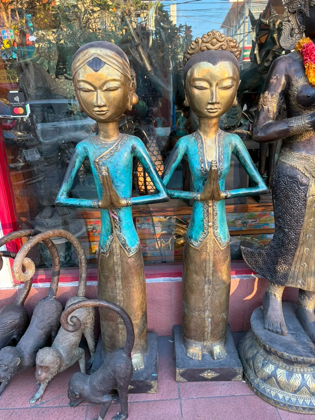 Statues en bois polychrome chez un artisan de Bali