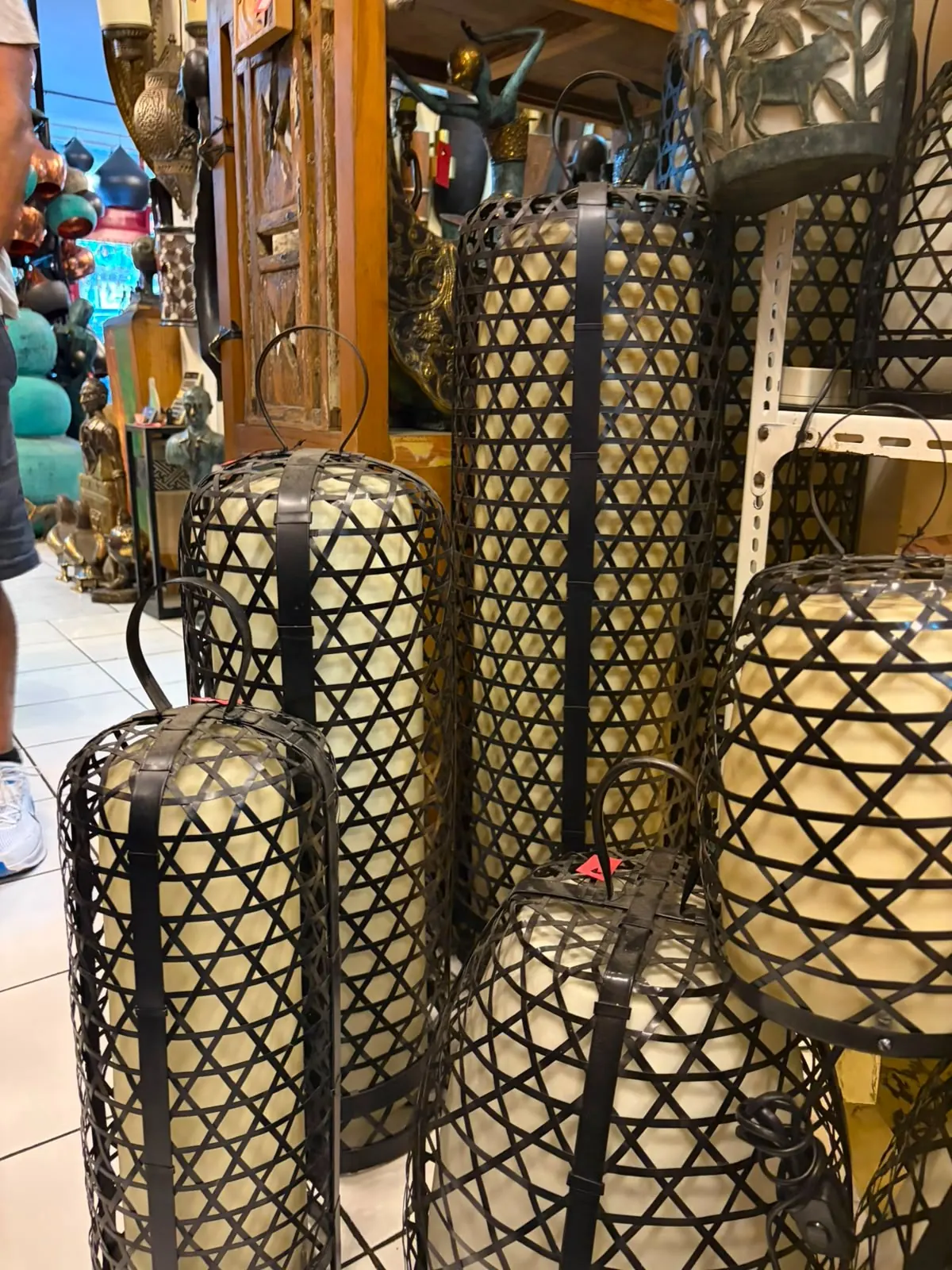 Lanternes et cages en rotin, atelier de tressage