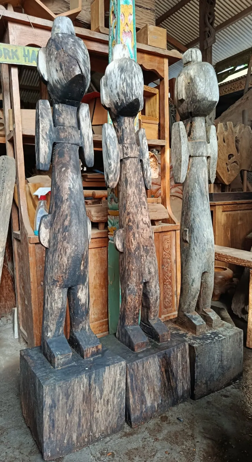 Statues primitives en bois flotté sur socles